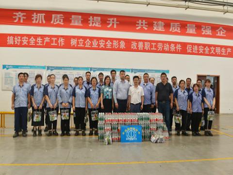 炎炎夏日，，，，，，市总工会送清凉，，，，，，丝丝关爱暖人心